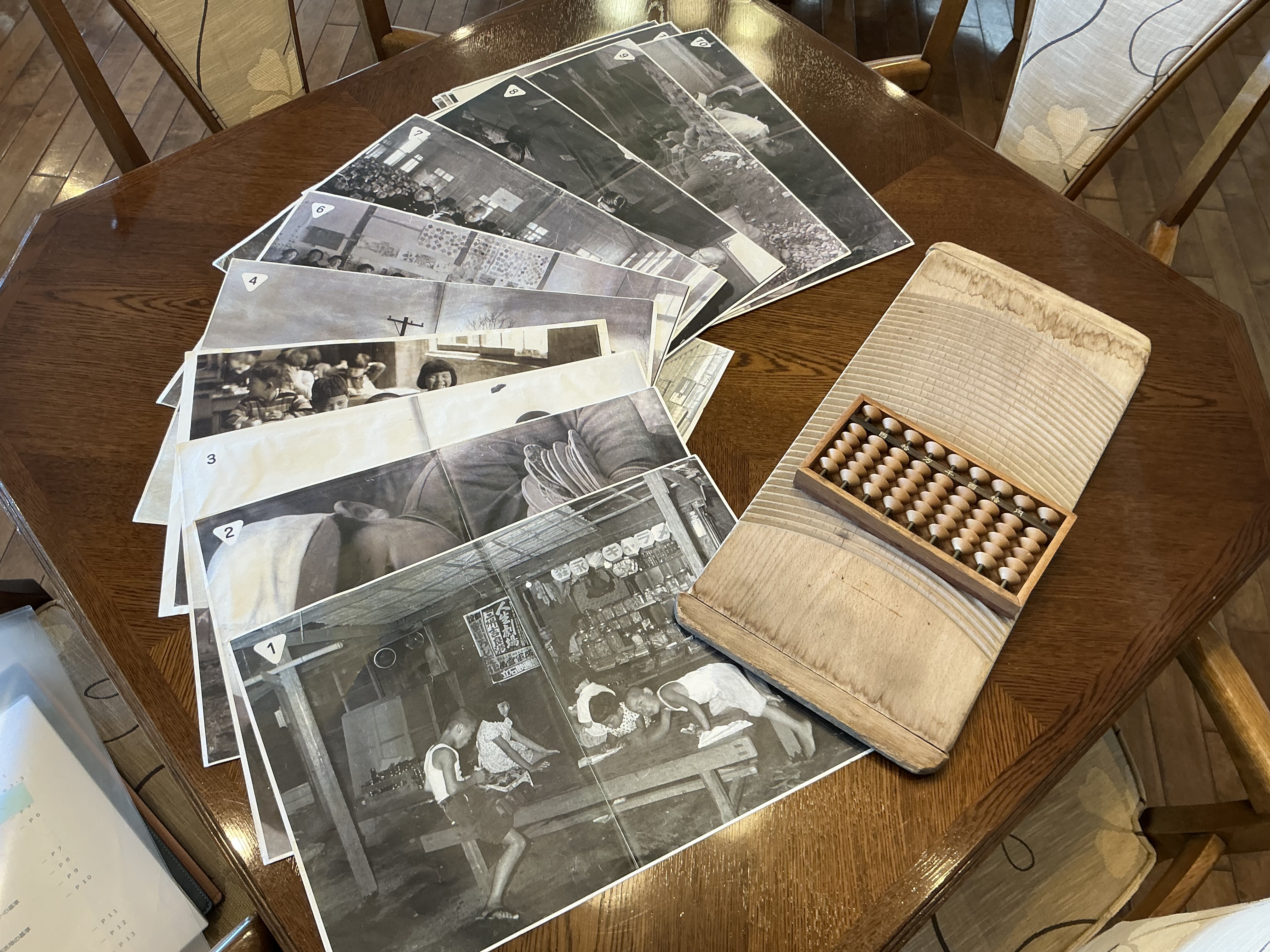 回想法用品　白黒写真・洗濯板・そろばん.jpeg