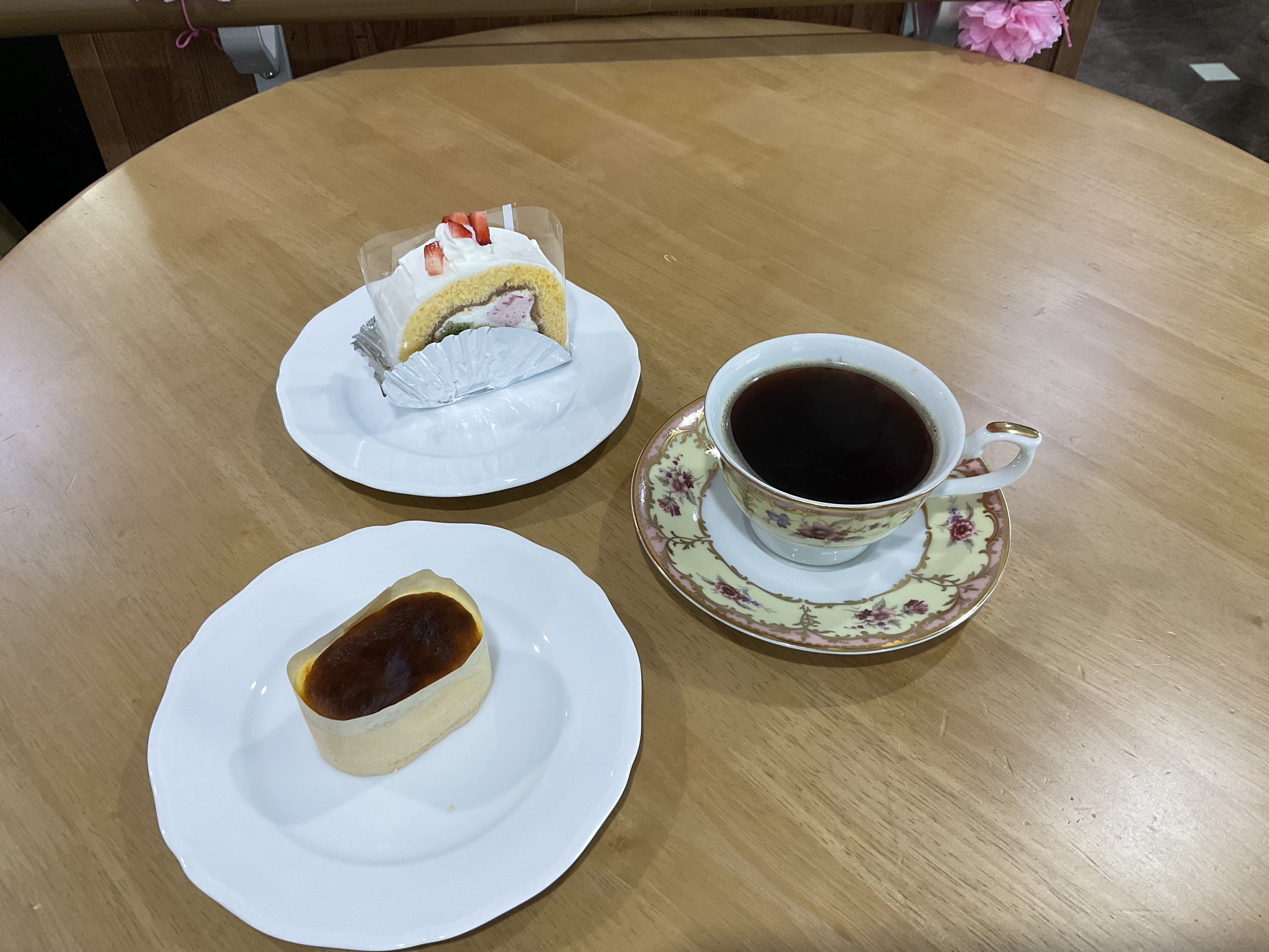 5.WARARAのチーズケーキと苺・桜のロールケーキ.jpeg