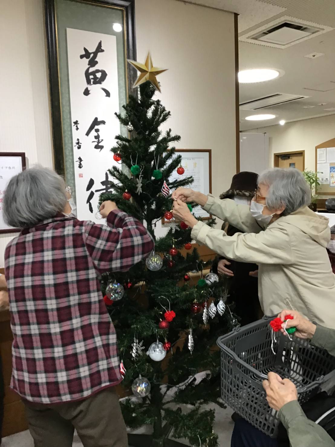 「デイのクリスマス、小さなサンタさんたちの訪問」