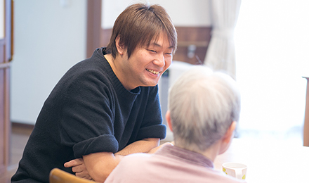 高齢者福祉はキャリアを積むことで大きく2つの職務に枝分かれします。